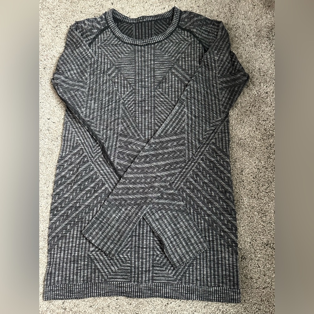 Lululemon long sleeve shirt size 6